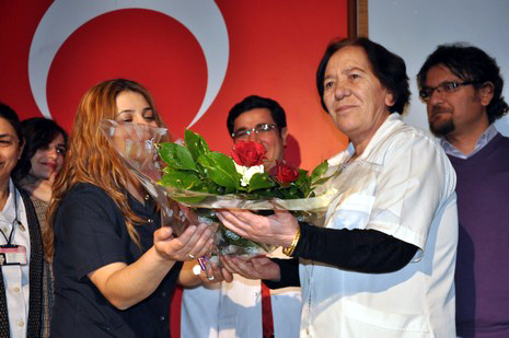 Hakkarinin Yüksekova ilçesinde 40 yıl 3 ay görev yapan Gülseren Macit veda töreni ile emekliğe ayrıldı.