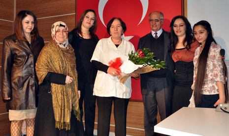 Hakkarinin Yüksekova ilçesinde 40 yıl 3 ay görev yapan Gülseren Macit veda töreni ile emekliğe ayrıldı.