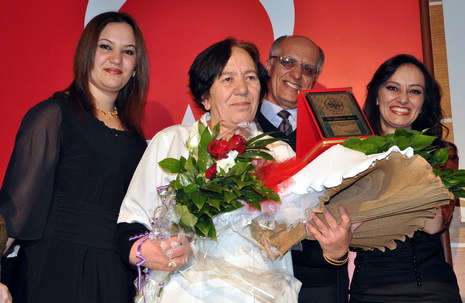 Hakkarinin Yüksekova ilçesinde 40 yıl 3 ay görev yapan Gülseren Macit veda töreni ile emekliğe ayrıldı.