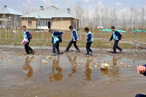 Hakkarinin Yüksekova ilçesinde yolu çamurla kaplanan Kuru Köy Mahallesi sakinleri, bir yandan çamurla mücadele ederken, okula giren öğrenciler de büyük güçlük yaşıyor.