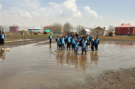 Hakkarinin Yüksekova ilçesinde yolu çamurla kaplanan Kuru Köy Mahallesi sakinleri, bir yandan çamurla mücadele ederken, okula giren öğrenciler de büyük güçlük yaşıyor.