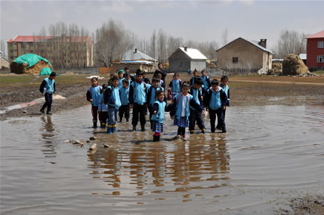 Hakkarinin Yüksekova ilçesinde yolu çamurla kaplanan Kuru Köy Mahallesi sakinleri, bir yandan çamurla mücadele ederken, okula giren öğrenciler de büyük güçlük yaşıyor.