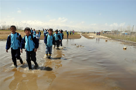 Hakkarinin Yüksekova ilçesinde yolu çamurla kaplanan Kuru Köy Mahallesi sakinleri, bir yandan çamurla mücadele ederken, okula giren öğrenciler de büyük güçlük yaşıyor.