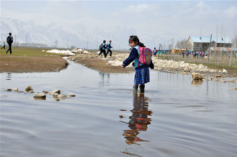 Hakkarinin Yüksekova ilçesinde yolu çamurla kaplanan Kuru Köy Mahallesi sakinleri, bir yandan çamurla mücadele ederken, okula giren öğrenciler de büyük güçlük yaşıyor.
