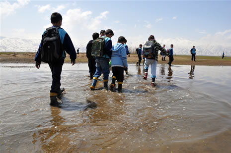 Hakkarinin Yüksekova ilçesinde yolu çamurla kaplanan Kuru Köy Mahallesi sakinleri, bir yandan çamurla mücadele ederken, okula giren öğrenciler de büyük güçlük yaşıyor.