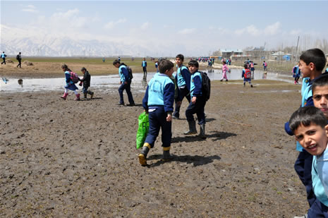 Hakkarinin Yüksekova ilçesinde yolu çamurla kaplanan Kuru Köy Mahallesi sakinleri, bir yandan çamurla mücadele ederken, okula giren öğrenciler de büyük güçlük yaşıyor.