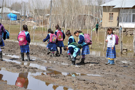 Hakkarinin Yüksekova ilçesinde yolu çamurla kaplanan Kuru Köy Mahallesi sakinleri, bir yandan çamurla mücadele ederken, okula giren öğrenciler de büyük güçlük yaşıyor.