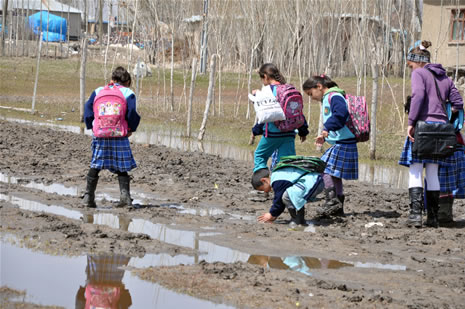 Hakkarinin Yüksekova ilçesinde yolu çamurla kaplanan Kuru Köy Mahallesi sakinleri, bir yandan çamurla mücadele ederken, okula giren öğrenciler de büyük güçlük yaşıyor.