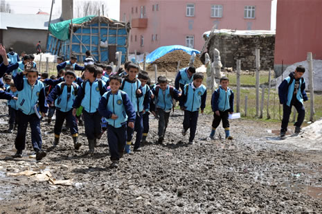 Hakkarinin Yüksekova ilçesinde yolu çamurla kaplanan Kuru Köy Mahallesi sakinleri, bir yandan çamurla mücadele ederken, okula giren öğrenciler de büyük güçlük yaşıyor.