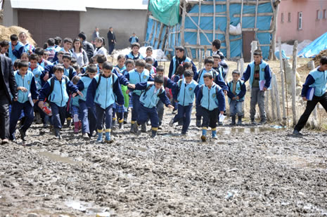 Hakkarinin Yüksekova ilçesinde yolu çamurla kaplanan Kuru Köy Mahallesi sakinleri, bir yandan çamurla mücadele ederken, okula giren öğrenciler de büyük güçlük yaşıyor.