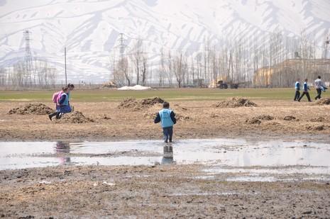 Hakkarinin Yüksekova ilçesinde yolu çamurla kaplanan Kuru Köy Mahallesi sakinleri, bir yandan çamurla mücadele ederken, okula giren öğrenciler de büyük güçlük yaşıyor.