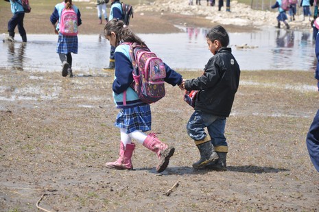 Hakkarinin Yüksekova ilçesinde yolu çamurla kaplanan Kuru Köy Mahallesi sakinleri, bir yandan çamurla mücadele ederken, okula giren öğrenciler de büyük güçlük yaşıyor.