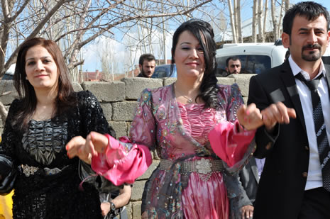 Hakkari'nin Yüksekova İlçesinde Cumhur İle Sevda Işık Çiftinin Mutlu Günü 