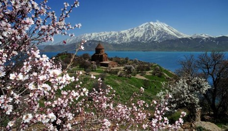 Depremlerin büyük zarar verdiği Van'da, Gevaş İlçesi'ndeki Akdamar Adası'na gidenler, kuş sesleri arasında mavinin, yeşilin ve rengarenk çiçeklerin süslediği doyumsuz manzarayı seyrederek, depremi ve yaşadıkları acıları unutmaya çalışıyor.