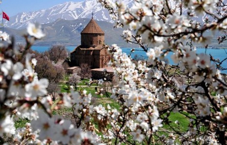 Depremlerin büyük zarar verdiği Van'da, Gevaş İlçesi'ndeki Akdamar Adası'na gidenler, kuş sesleri arasında mavinin, yeşilin ve rengarenk çiçeklerin süslediği doyumsuz manzarayı seyrederek, depremi ve yaşadıkları acıları unutmaya çalışıyor.