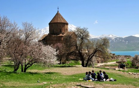 Depremlerin büyük zarar verdiği Van'da, Gevaş İlçesi'ndeki Akdamar Adası'na gidenler, kuş sesleri arasında mavinin, yeşilin ve rengarenk çiçeklerin süslediği doyumsuz manzarayı seyrederek, depremi ve yaşadıkları acıları unutmaya çalışıyor.