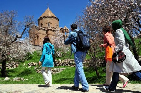 Depremlerin büyük zarar verdiği Van'da, Gevaş İlçesi'ndeki Akdamar Adası'na gidenler, kuş sesleri arasında mavinin, yeşilin ve rengarenk çiçeklerin süslediği doyumsuz manzarayı seyrederek, depremi ve yaşadıkları acıları unutmaya çalışıyor.