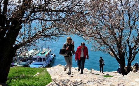 Depremlerin büyük zarar verdiği Van'da, Gevaş İlçesi'ndeki Akdamar Adası'na gidenler, kuş sesleri arasında mavinin, yeşilin ve rengarenk çiçeklerin süslediği doyumsuz manzarayı seyrederek, depremi ve yaşadıkları acıları unutmaya çalışıyor.