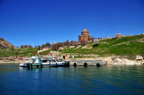 Depremlerin büyük zarar verdiği Van'da, Gevaş İlçesi'ndeki Akdamar Adası'na gidenler, kuş sesleri arasında mavinin, yeşilin ve rengarenk çiçeklerin süslediği doyumsuz manzarayı seyrederek, depremi ve yaşadıkları acıları unutmaya çalışıyor.