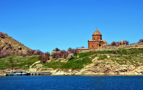 Depremlerin büyük zarar verdiği Van'da, Gevaş İlçesi'ndeki Akdamar Adası'na gidenler, kuş sesleri arasında mavinin, yeşilin ve rengarenk çiçeklerin süslediği doyumsuz manzarayı seyrederek, depremi ve yaşadıkları acıları unutmaya çalışıyor.