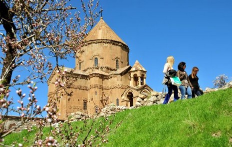 Depremlerin büyük zarar verdiği Van'da, Gevaş İlçesi'ndeki Akdamar Adası'na gidenler, kuş sesleri arasında mavinin, yeşilin ve rengarenk çiçeklerin süslediği doyumsuz manzarayı seyrederek, depremi ve yaşadıkları acıları unutmaya çalışıyor.