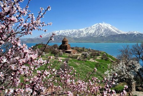 Depremlerin büyük zarar verdiği Van'da, Gevaş İlçesi'ndeki Akdamar Adası'na gidenler, kuş sesleri arasında mavinin, yeşilin ve rengarenk çiçeklerin süslediği doyumsuz manzarayı seyrederek, depremi ve yaşadıkları acıları unutmaya çalışıyor.