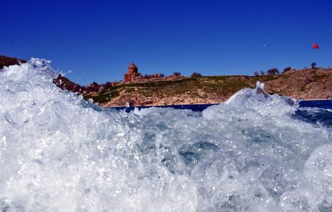 Depremlerin büyük zarar verdiği Van'da, Gevaş İlçesi'ndeki Akdamar Adası'na gidenler, kuş sesleri arasında mavinin, yeşilin ve rengarenk çiçeklerin süslediği doyumsuz manzarayı seyrederek, depremi ve yaşadıkları acıları unutmaya çalışıyor.