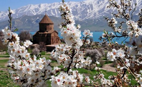 Depremlerin büyük zarar verdiği Van'da, Gevaş İlçesi'ndeki Akdamar Adası'na gidenler, kuş sesleri arasında mavinin, yeşilin ve rengarenk çiçeklerin süslediği doyumsuz manzarayı seyrederek, depremi ve yaşadıkları acıları unutmaya çalışıyor.