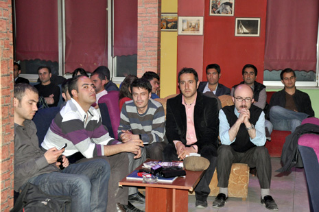 Eğitim Sen Yüksekova ilçe Temsilciliği tarafından Metro Cafede birlik beraberlik ve dayanışma gececi düzenlendi.