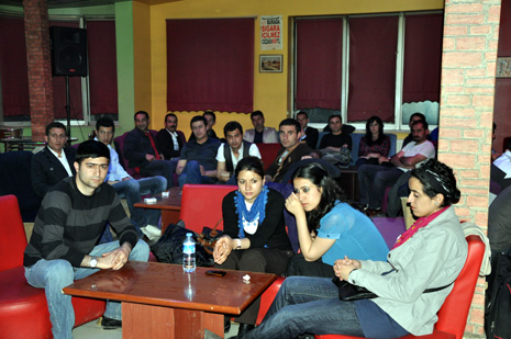 Eğitim Sen Yüksekova ilçe Temsilciliği tarafından Metro Cafede birlik beraberlik ve dayanışma gececi düzenlendi.