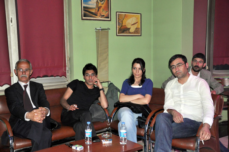 Eğitim Sen Yüksekova ilçe Temsilciliği tarafından Metro Cafede birlik beraberlik ve dayanışma gececi düzenlendi.