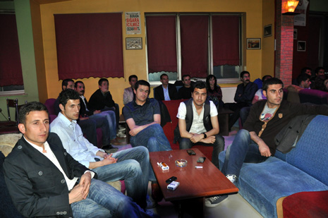 Eğitim Sen Yüksekova ilçe Temsilciliği tarafından Metro Cafede birlik beraberlik ve dayanışma gececi düzenlendi.