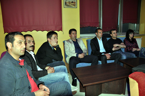 Eğitim Sen Yüksekova ilçe Temsilciliği tarafından Metro Cafede birlik beraberlik ve dayanışma gececi düzenlendi.