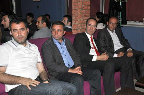 Eğitim Sen Yüksekova ilçe Temsilciliği tarafından Metro Cafede birlik beraberlik ve dayanışma gececi düzenlendi.