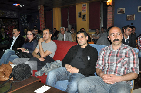 Eğitim Sen Yüksekova ilçe Temsilciliği tarafından Metro Cafede birlik beraberlik ve dayanışma gececi düzenlendi.