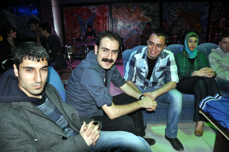 Eğitim Sen Yüksekova ilçe Temsilciliği tarafından Metro Cafede birlik beraberlik ve dayanışma gececi düzenlendi.