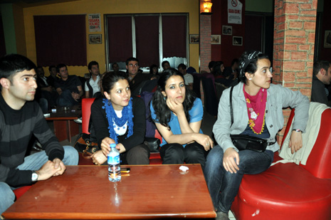 Eğitim Sen Yüksekova ilçe Temsilciliği tarafından Metro Cafede birlik beraberlik ve dayanışma gececi düzenlendi.