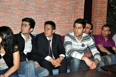 Eğitim Sen Yüksekova ilçe Temsilciliği tarafından Metro Cafede birlik beraberlik ve dayanışma gececi düzenlendi.