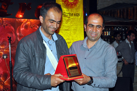 Eğitim Sen Yüksekova ilçe Temsilciliği tarafından Metro Cafede birlik beraberlik ve dayanışma gececi düzenlendi.