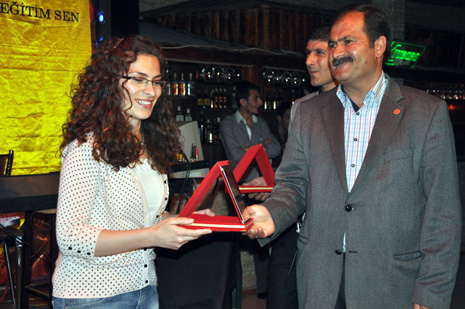 Eğitim Sen Yüksekova ilçe Temsilciliği tarafından Metro Cafede birlik beraberlik ve dayanışma gececi düzenlendi.