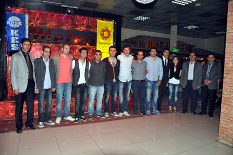 Eğitim Sen Yüksekova ilçe Temsilciliği tarafından Metro Cafede birlik beraberlik ve dayanışma gececi düzenlendi.