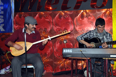 Eğitim Sen Yüksekova ilçe Temsilciliği tarafından Metro Cafede birlik beraberlik ve dayanışma gececi düzenlendi.