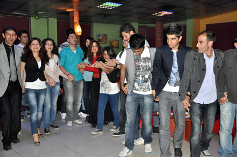 Eğitim Sen Yüksekova ilçe Temsilciliği tarafından Metro Cafede birlik beraberlik ve dayanışma gececi düzenlendi.