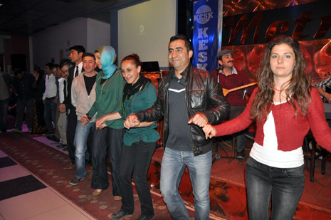 Eğitim Sen Yüksekova ilçe Temsilciliği tarafından Metro Cafede birlik beraberlik ve dayanışma gececi düzenlendi.