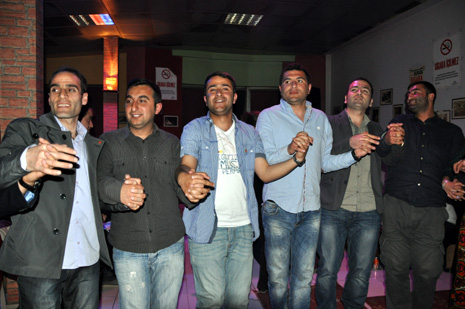 Eğitim Sen Yüksekova ilçe Temsilciliği tarafından Metro Cafede birlik beraberlik ve dayanışma gececi düzenlendi.