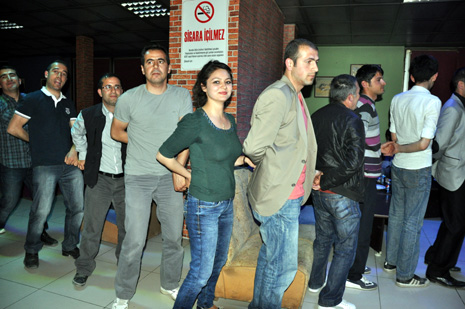 Eğitim Sen Yüksekova ilçe Temsilciliği tarafından Metro Cafede birlik beraberlik ve dayanışma gececi düzenlendi.