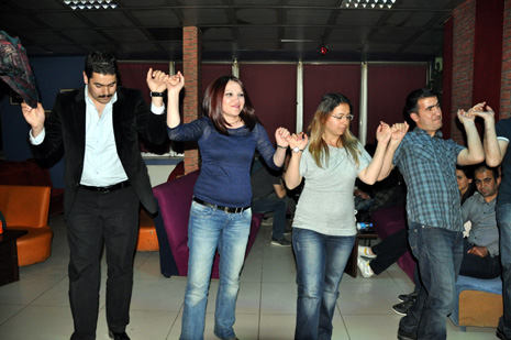 Eğitim Sen Yüksekova ilçe Temsilciliği tarafından Metro Cafede birlik beraberlik ve dayanışma gececi düzenlendi.