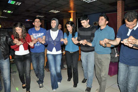 Eğitim Sen Yüksekova ilçe Temsilciliği tarafından Metro Cafede birlik beraberlik ve dayanışma gececi düzenlendi.