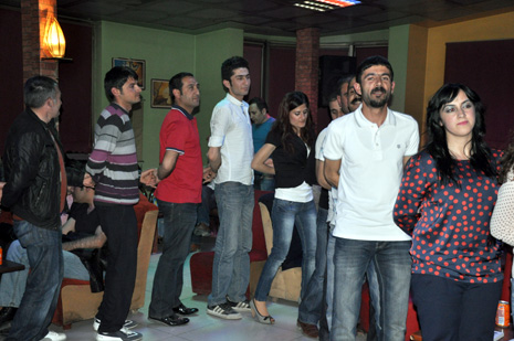 Eğitim Sen Yüksekova ilçe Temsilciliği tarafından Metro Cafede birlik beraberlik ve dayanışma gececi düzenlendi.