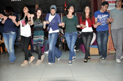 Eğitim Sen Yüksekova ilçe Temsilciliği tarafından Metro Cafede birlik beraberlik ve dayanışma gececi düzenlendi.